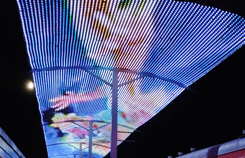 led像素全彩網(wǎng)格屏，玻璃幕墻亮化好搭檔！